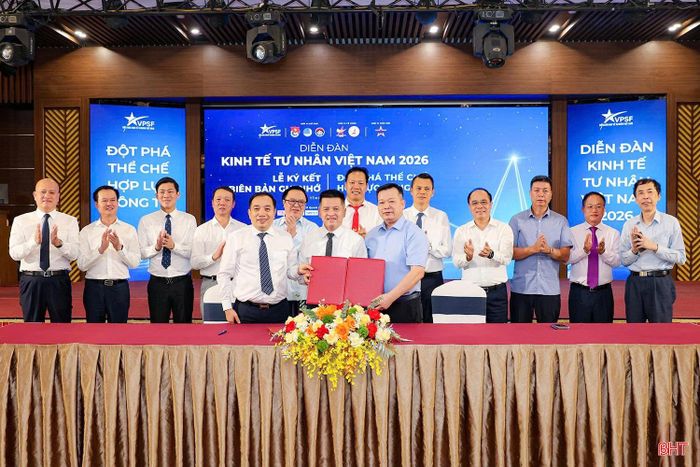 Hội Doanh nhân trẻ Hà Tĩnh ký kết hợp tác với Hội Doanh nghiệp Hà Tĩnh phía Nam và Hội Doanh nghiệp, doanh nhân Hà Tĩnh tại Hà Nội.