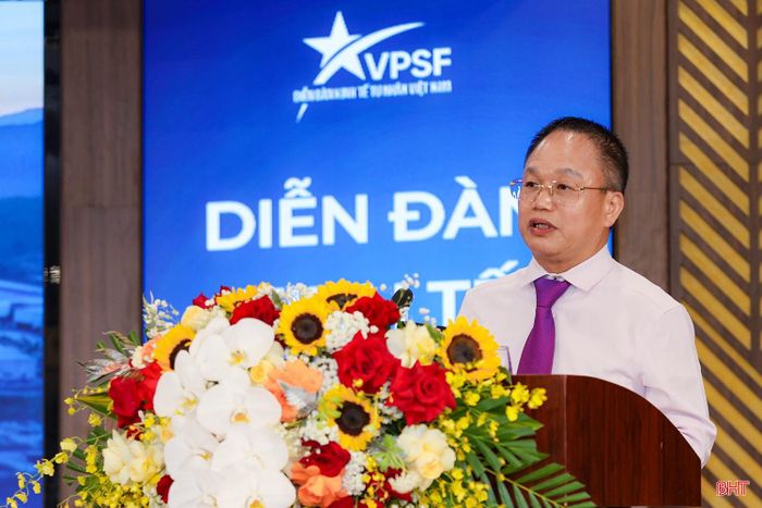 Ông Nguyễn Cảnh Hồng- Chủ tịch CLB Doanh nhân Sao Đỏ (Trung ương Hội Doanh nhân trẻ Việt Nam) tham luận về "Cơ hội phát triển kinh tế tư nhân trở thành nòng cốt, chủ lực của kinh tế Hà Tĩnh".