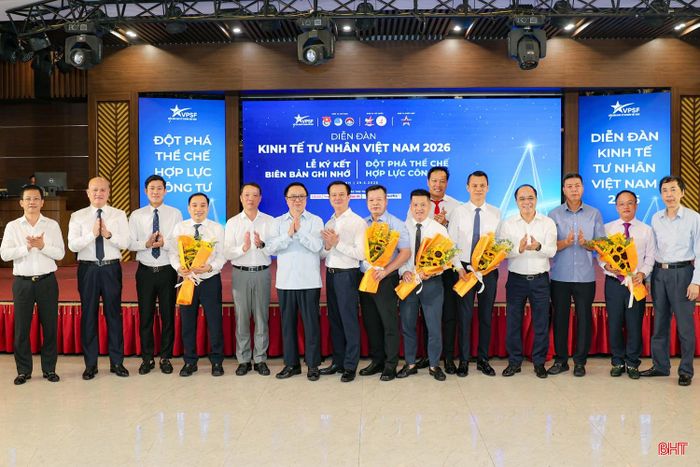 Các đồng chí lãnh đạo tỉnh tặng hoa chúc mừng các tổ chức, đơn vị sau lễ ký ghi nhớ hợp tác.