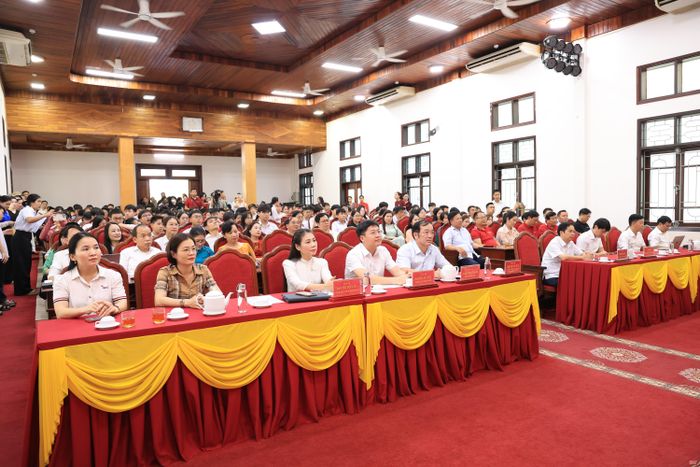 Các đại biểu tham dự buổi lễ.