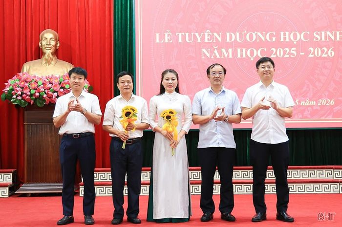 Lãnh đạo UBND phường Thành Sen tặng hoa chúc mừng BQL Quỹ Khuyến học, khuyến tài.