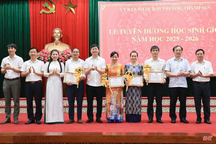 ... và 4 tập thể có nhiều thành tích trong bồi dưỡng học sinh giỏi cấp tỉnh, cấp quốc gia.
