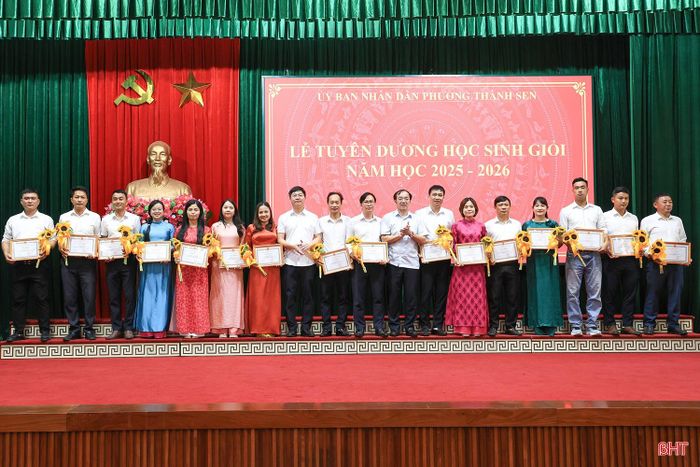 UBND phường Thành Sen trao giấy khen cho 16 giáo viên...
