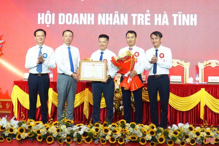 Lãnh đạo tỉnh trao bằng khen Hội Doanh nhân trẻ Hà Tĩnh.