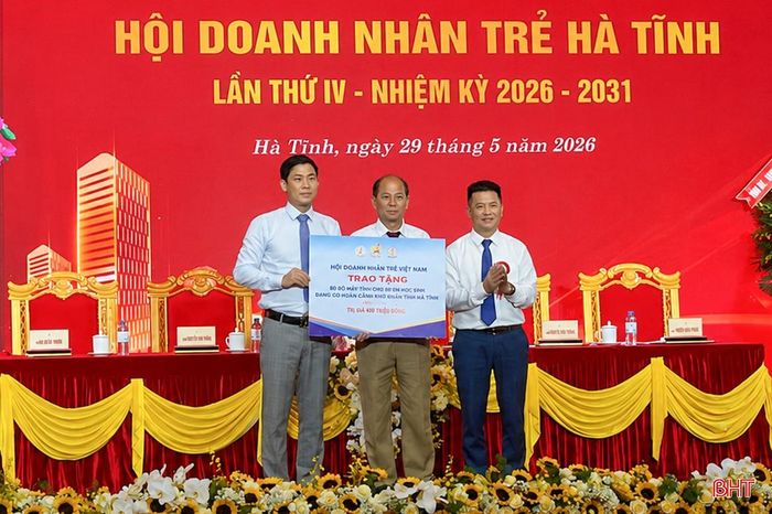 Dịp này, Trung ương Hội Doanh nhân trẻ Việt Nam trao tặng 50 suất quà với tổng trị giá 100 triệu đồng cho nạn nhân chất độc da cam tỉnh Hà Tĩnh.