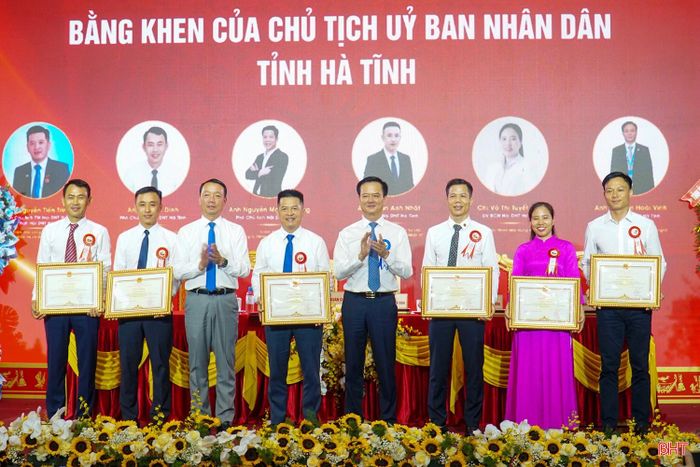 Lãnh đạo tỉnh trao bằng khen cho các cá nhân có thành tích xuất sắc.