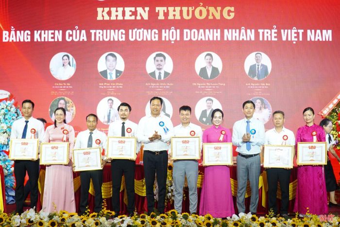 Trung ương Hội Doanh nhân trẻ Việt Nam trao bằng khen cho các cá nhân có thành tích xuất sắc.