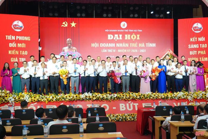 Lãnh đạo tỉnh và lãnh đạo Trung ương Hội Doanh nhân trẻ Việt Nam tặng hoa chúc mừng Ban Chấp hành Hội Doanh nhân trẻ Hà Tĩnh nhiệm kỳ 2026 - 2031.