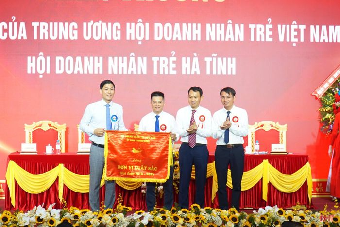 Trung ương Hội Doanh nhân trẻ Việt Nam tặng cờ thi đua cho Hội Doanh nhân trẻ Hà Tĩnh.