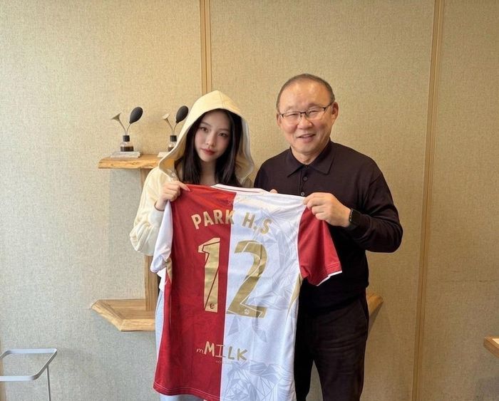 Con gái Chủ tịch Prawat Kithammakunnit của Kanchanaburi FC đang học tại Hàn Quốc, và đây là tấm ảnh ong Park chụp với con gái chủ tịch tại Hàn quốc vào tháng 5/2026. Ảnh: Facebook Prawat Kithammakunnit