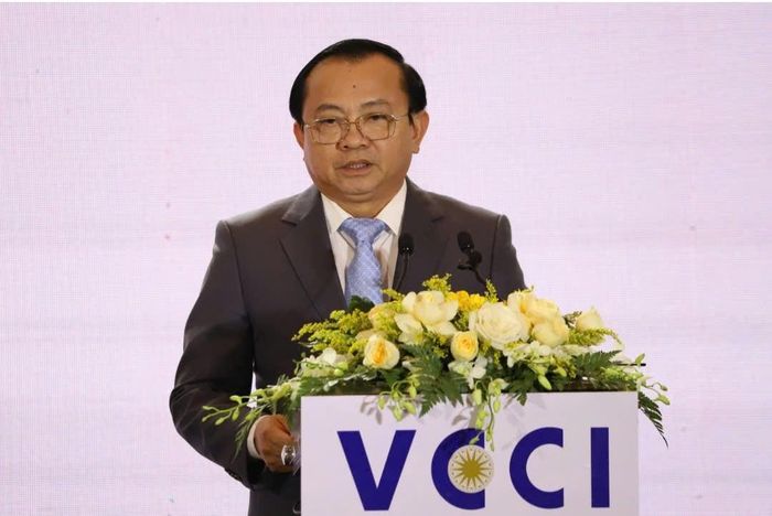 Ông Lê Tấn Cận, Thứ trưởng Bộ Tài chính phát biểu ý kiến. Ảnh: D.T