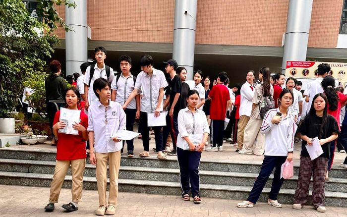 Đúng 9 giờ sáng nay, các hội đồng thi đã tiến hành phổ biến quy chế thi, sơ đồ phòng thi - Ảnh: Tuyết Nhung
