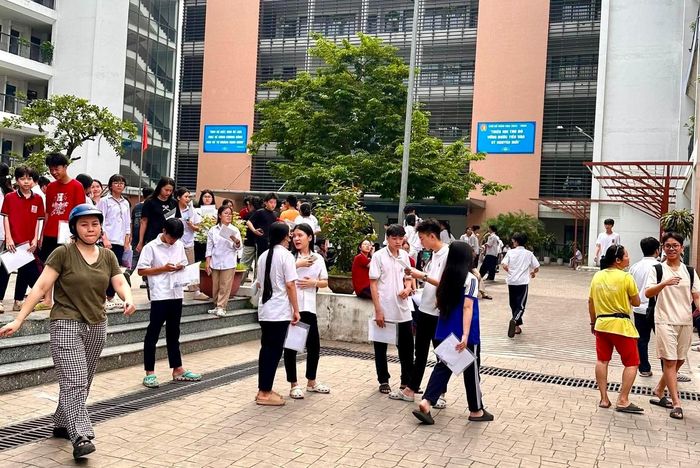 Các phụ huynh không chỉ đưa các con đến tận trường, mà còn luôn là hậu phương vững chắc cho các con trong những ngày thi oi bức - Ảnh: Tuyết Nhung.
