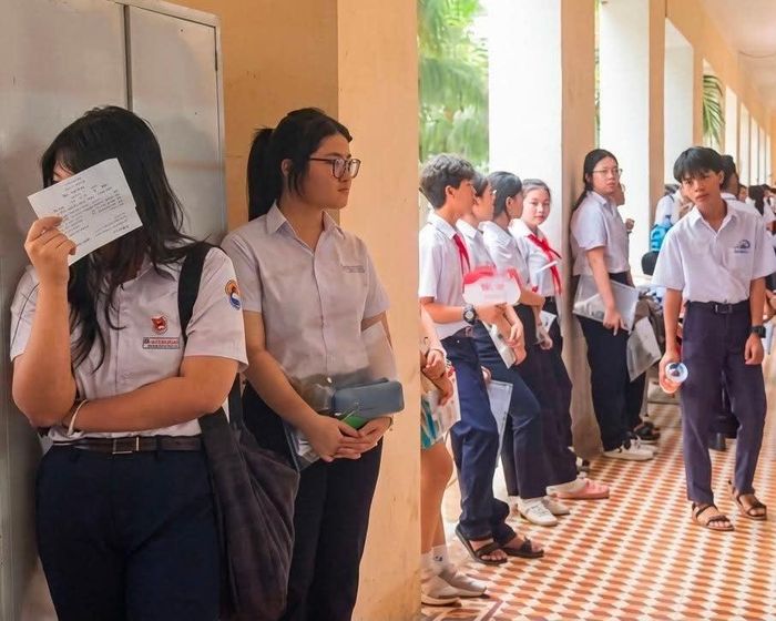 Các thí sinh chờ ngoài phòng thi để được nghe đọc tên vào phòng. Ảnh: Tuyết Nhung