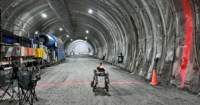 Robot bốn chân xây dựng hầm núi.