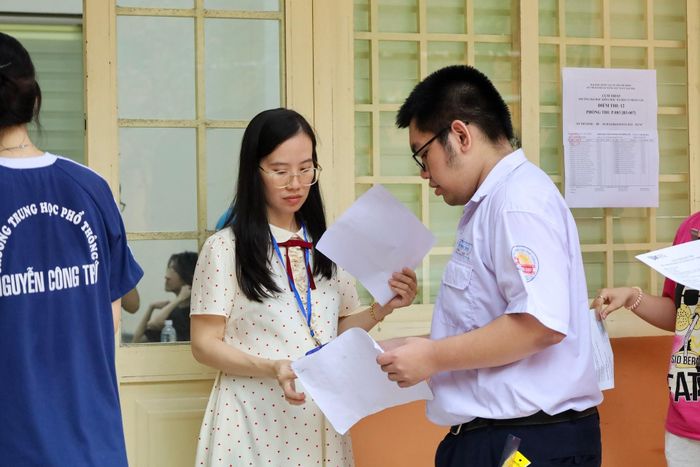 Quy trình xây dựng ngân hàng câu hỏi được kiểm soát nhiều tầng.