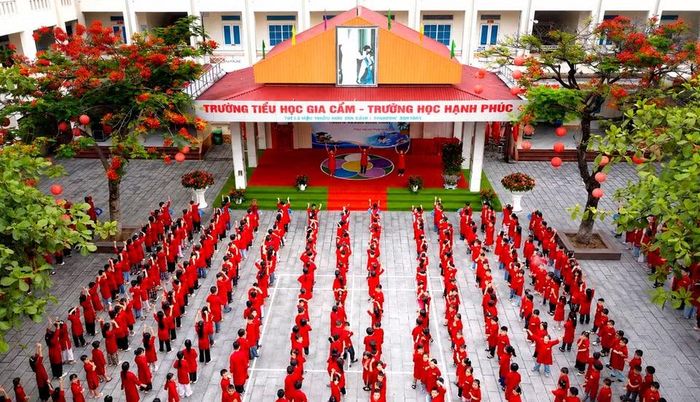 Không khí giờ học truyền dạy hát Xoan tại Trường Tiểu học Gia Cẩm nơi giáo viên và học sinh trong trang phục áo dài truyền thống thực hành nghệ thuật dân gian vùng đất Tổ. (Ảnh: Hoàng Hùng/TTXVN)
