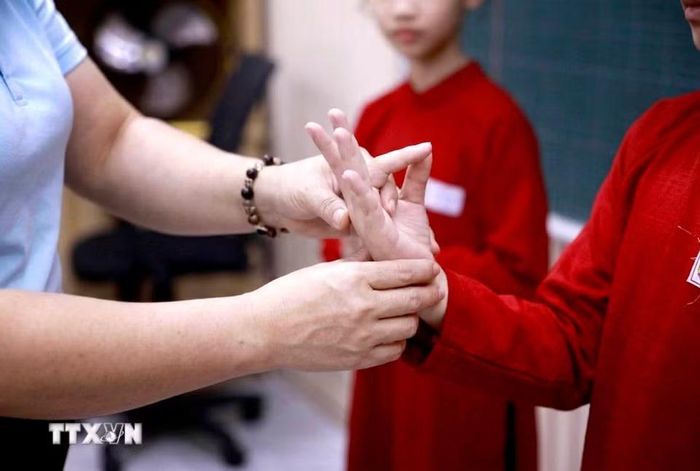 Giờ học thực hành hát Xoan của học sinh Trường Tiểu học Gia Cẩm, nơi các em được uốn nắn từng động tác múa truyền thống. (Ảnh: Hoàng Hùng/TTXVN)