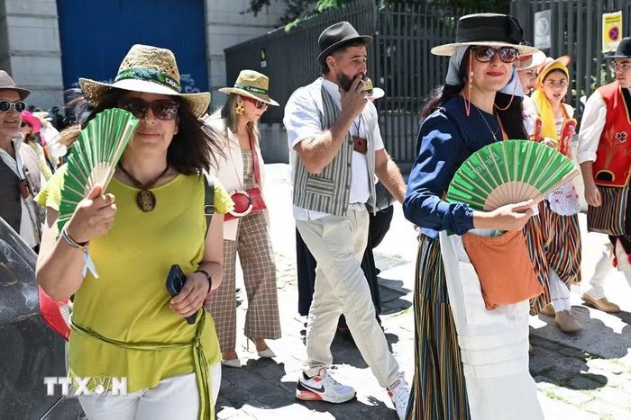 Người dân di chuyển dưới thời tiết nắng nóng ở Madrid, Tây Ban Nha ngày 24/5/2026. (Ảnh: THX/TTXVN)