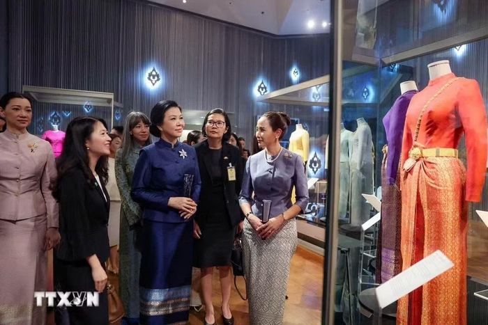 Phu nhân Ngô Phương Ly và Phu nhân Thủ tướng Thái Lan Thananon Charnvirakul thăm Bảo tàng Dệt may Hoàng Thái hậu Sirikit trong khuôn viên Cung điện Hoàng gia Thái Lan. (Ảnh: TTXVN phát)