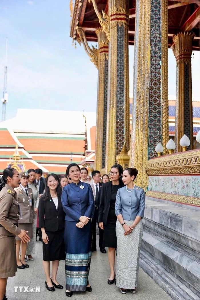 Phu nhân Ngô Phương Ly và Phu nhân Thananon Charnvirakul thăm chùa Phật Ngọc. (Ảnh: TTXVN phát)