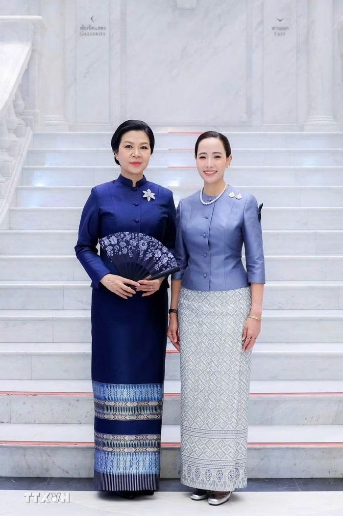 Phu nhân Ngô Phương Ly và Phu nhân Thananon Charnvirakul tại Bảo tàng Dệt may Hoàng Thái hậu Sirikit. (Ảnh: TTXVN phát)