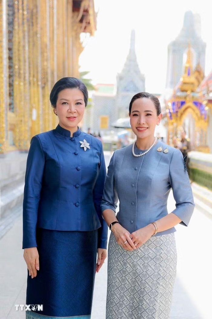 Phu nhân Ngô Phương Ly và Phu nhân Thananon Charnvirakul tại chùa Phật Ngọc. (Ảnh: TTXVN phát)