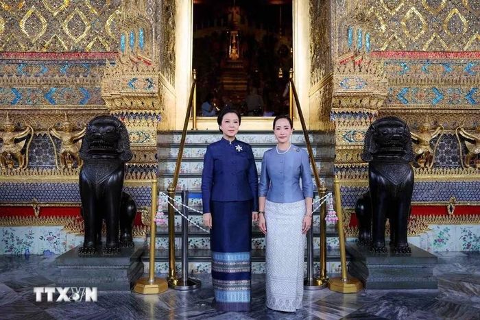 Phu nhân Ngô Phương Ly cùng Phu nhân Thananon Charnvirakul tại chùa Phật Ngọc. (Ảnh: TTXVN phát)