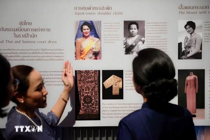 Phu nhân Ngô Phương Ly nghe giới thiệu về Bảo tàng Dệt may Hoàng Thái hậu Sirikit. (Ảnh: TTXVN phát)