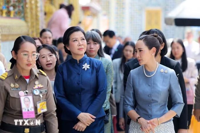 Phu nhân Ngô Phương Ly cùng Phu nhân Thananon Charnvirakul tại chùa Phật Ngọc. (Ảnh: TTXVN phát)