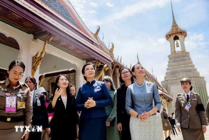Phu nhân Ngô Phương Ly cùng Phu nhân Thananon Charnvirakul thăm chùa Phật Ngọc. (Ảnh: TTXVN phát)