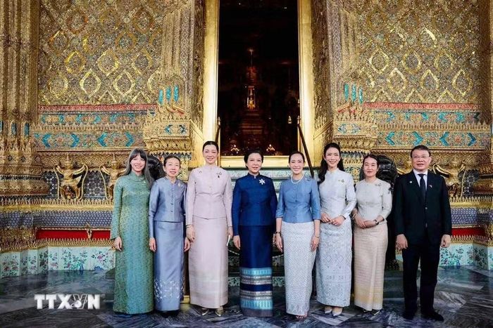 Phu nhân Ngô Phương Ly và Phu nhân Thananon Charnvirakul cùng các đại biểu tại chùa Phật Ngọc. (Ảnh: TTXVN phát)