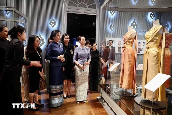Phu nhân Ngô Phương Ly và Phu nhân Thủ tướng Thái Lan Thananon Charnvirakul thăm Bảo tàng Dệt may Hoàng Thái hậu Sirikit trong khuôn viên Cung điện Hoàng gia Thái Lan. (Ảnh: TTXVN phát)
