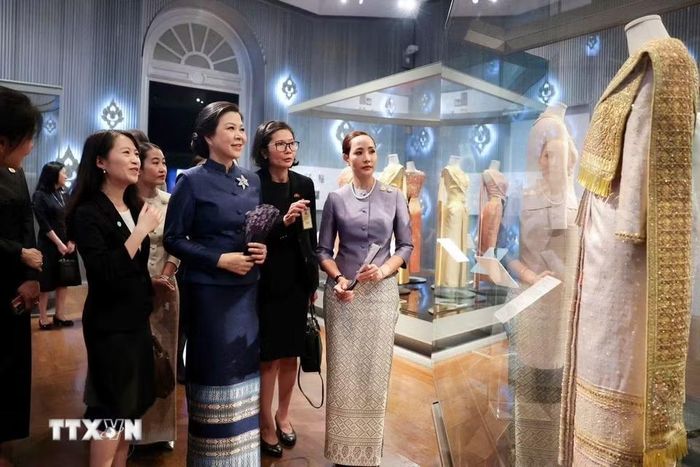 Phu nhân Ngô Phương Ly và Phu nhân Thủ tướng Thái Lan Thananon Charnvirakul thăm Bảo tàng Dệt may Hoàng Thái hậu Sirikit trong khuôn viên Cung điện Hoàng gia Thái Lan. (Ảnh: TTXVN phát)