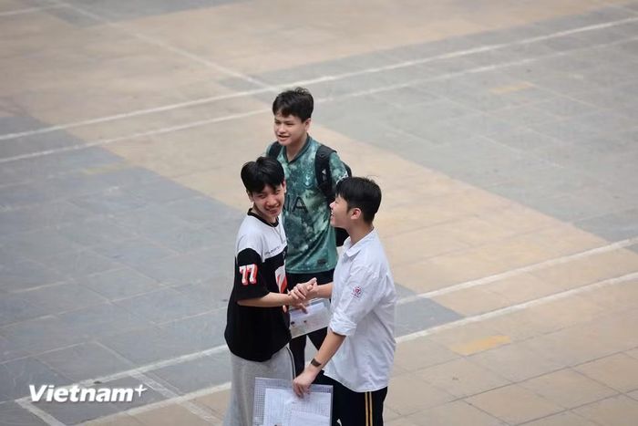 Đối với hệ chuyên, thí sinh tiếp tục làm bài thi môn Ngữ văn, Toán và Ngoại ngữ khác từ 8 giờ sáng đến 10 giờ 30; các môn Lịch sử và Địa lý, Tiếng Anh vào buổi chiều từ 14 giờ đến 16 giờ 30. (Ảnh: Hoài Nam/Vietnam+)