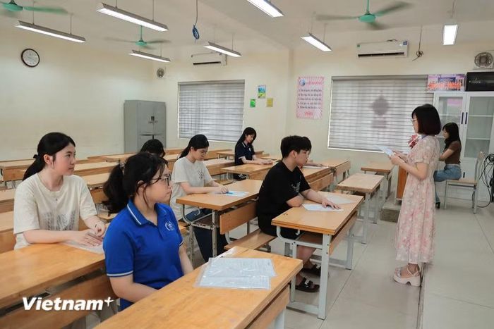 Theo lịch, thí sinh thi vào 10 sẽ bắt đầu làm bài thi môn Ngữ văn từ 8 giờ đến 10 giờ sáng ngày mai (30/5). Chiều cùng ngày, các em làm bài thi Ngoại ngữ từ 14 giờ đến 15 giờ. (Ảnh: Hoài Nam/Vietnam+)