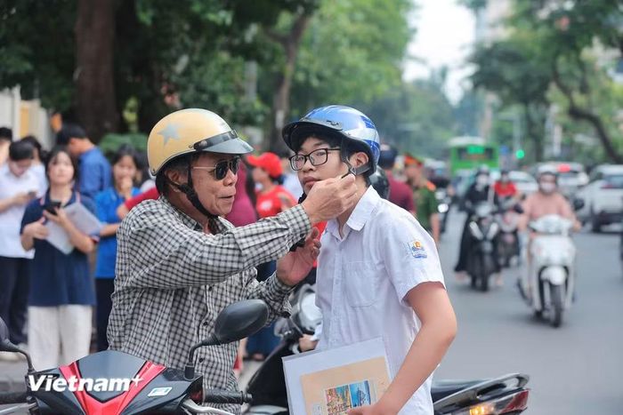 Ghi nhận tại điểm thi trường Trung học cơ sở Nguyễn Trãi (phường Giảng Võ), hầu hết học sinh có mặt đúng giờ cho ngày nhận phòng thi và nghe phổ biến quy chế. (Ảnh: Hoài Nam/Vietnam+)