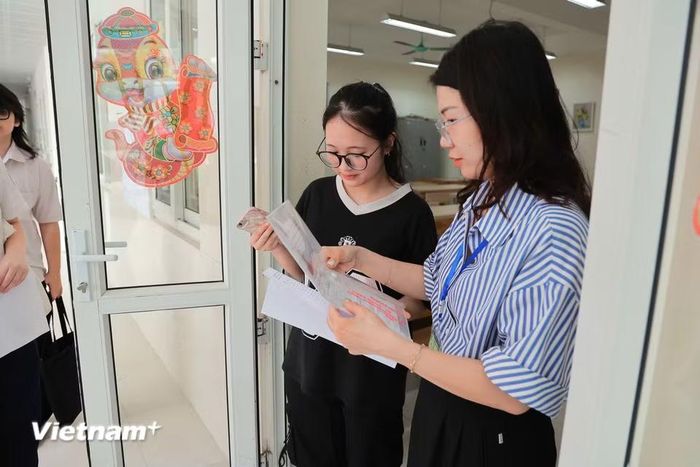 Năm nay, Hà Nội có gần 125.000 thí sinh đăng ký thi lớp 10, đông nhất từ trước tới nay, trong khi chỉ tiêu tuyển sinh là gần 81.500 em. (Ảnh: Hoài Nam/Vietnam+)