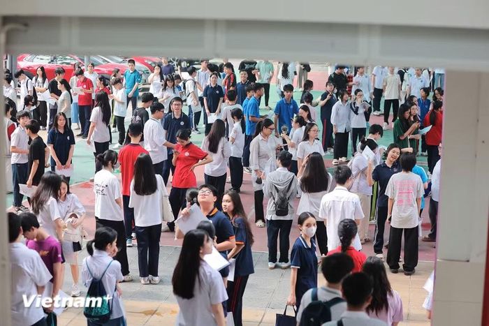 Tại điểm thi này có hơn 400 thí sinh với tổng cộng có 17 phòng thi, 2 phòng dự phòng cùng các cơ sở vật chất phục vụ thi khác. (Ảnh: Hoài Nam/Vietnam+)