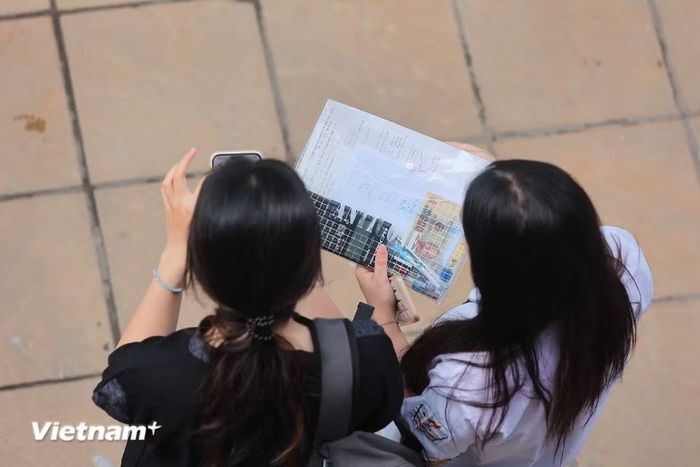 Sáng Chủ nhật (31/5), thí sinh làm bài thi môn Toán từ 8 giờ đến 10 giờ, môn cuối cùng đối với thí sinh thi hệ thường. (Ảnh: Hoài Nam/Vietnam+)