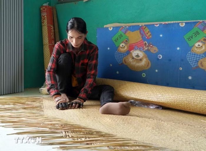 Đồng bào dân tộc thiểu số tỉnh An Giang với nghề đan cỏ bàng. (Ảnh: Văn Sĩ/TTXVN)