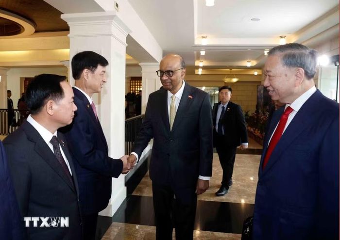 Tổng Bí thư, Chủ tịch nước Tô Lâm giới thiệu với Tổng thống Singapore Tharman Shanmugaratnam thành viên đoàn đại biểu cấp cao Việt Nam dự Lễ đón. (Ảnh: Thống Nhất/TTXVN)