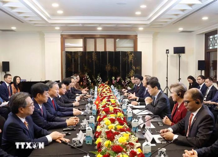 Tổng Bí thư, Chủ tịch nước Tô Lâm hội đàm với Thủ tướng Singapore Lawrence Wong. (Ảnh: Thống Nhất/TTXVN)