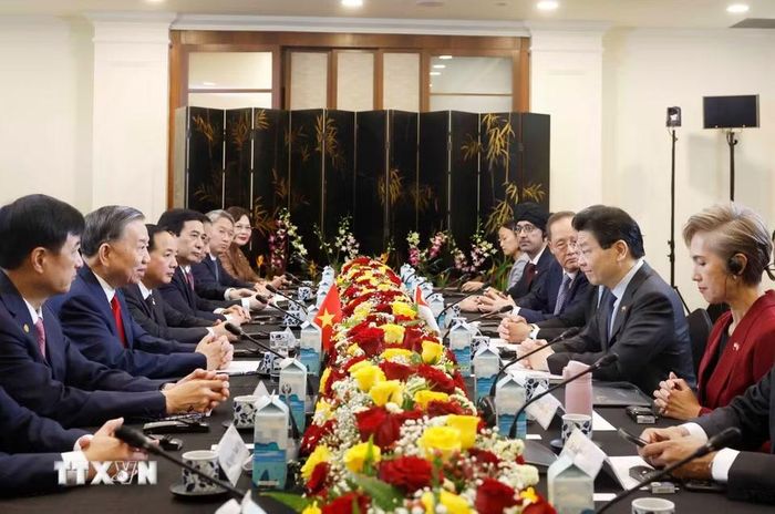 Tổng Bí thư, Chủ tịch nước Tô Lâm hội đàm với Thủ tướng Singapore Lawrence Wong. (Ảnh: Thống Nhất/TTXVN)