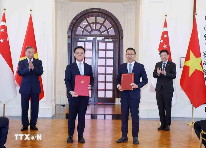 Tổng Bí thư, Chủ tịch nước Tô Lâm và Thủ tướng Singapore Lawrence Wong chứng kiến lễ trao các văn kiện hợp tác giữa hai nước. (Ảnh: Thống Nhất/TTXVN)