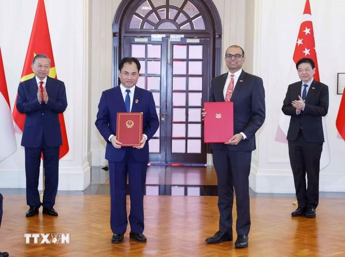 Tổng Bí thư, Chủ tịch nước Tô Lâm và Thủ tướng Singapore Lawrence Wong chứng kiến lễ trao các văn kiện hợp tác giữa hai nước. (Ảnh: Thống Nhất/TTXVN)