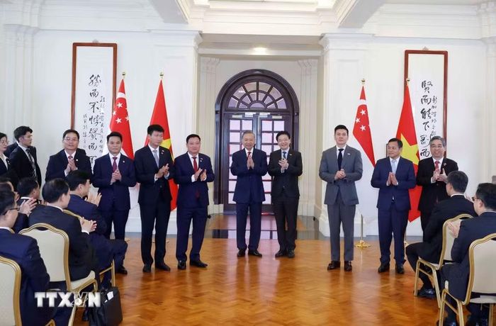 Tổng Bí thư, Chủ tịch nước Tô Lâm và Thủ tướng Singapore Lawrence Wong chứng kiến lễ trao các văn kiện hợp tác giữa hai nước. (Ảnh: Thống Nhất/TTXVN)
