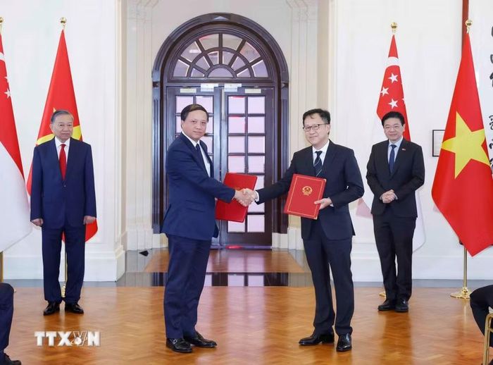 Tổng Bí thư, Chủ tịch nước Tô Lâm và Thủ tướng Singapore Lawrence Wong chứng kiến lễ trao các văn kiện hợp tác giữa hai nước. (Ảnh: Thống Nhất/TTXVN)