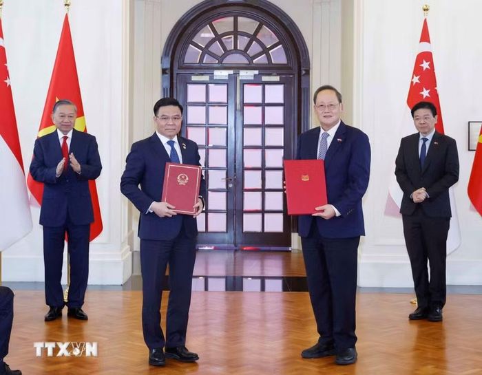 Tổng Bí thư, Chủ tịch nước Tô Lâm và Thủ tướng Singapore Lawrence Wong chứng kiến lễ trao các văn kiện hợp tác giữa hai nước. (Ảnh: Thống Nhất/TTXVN)