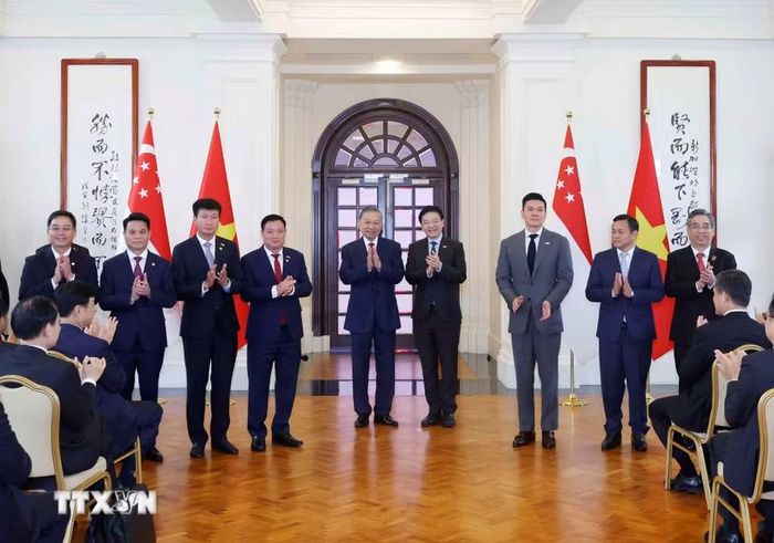 Tổng Bí thư, Chủ tịch nước Tô Lâm và Thủ tướng Singapore Lawrence Wong chứng kiến lễ trao các văn kiện hợp tác giữa hai nước. (Ảnh: Thống Nhất/TTXVN)
